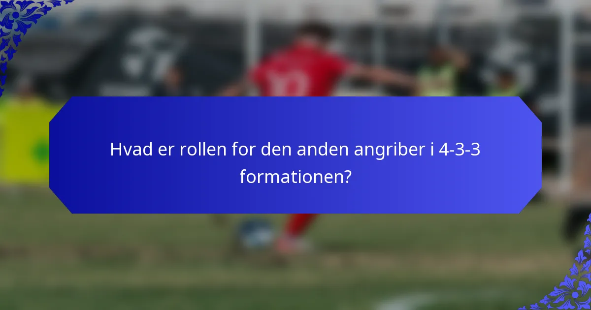 Hvad er rollen for den anden angriber i 4-3-3 formationen?